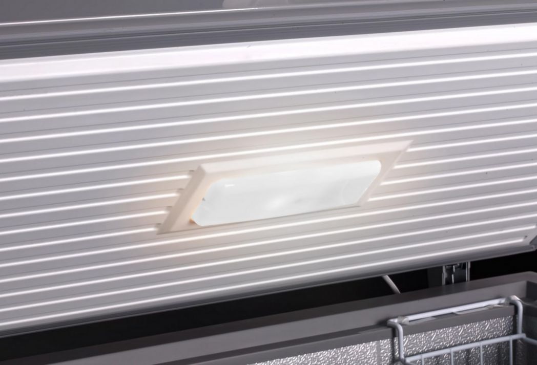 Congélateur coffre professionnel METRO GHF2700S, acier, 188 x 73,5 x 94,5 cm, 700 L, 125 W, 3 paniers, éclairage LED, avec serrure, blanc/gris