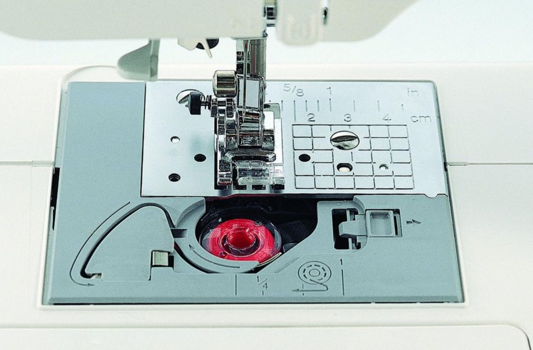 Machine à coudre électronique CS10S, blanche/rouge