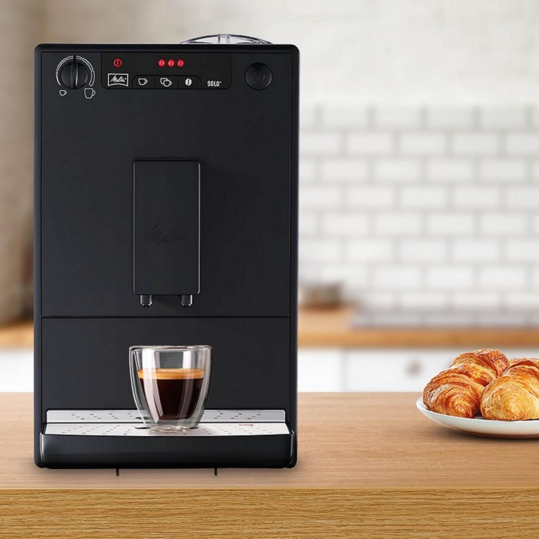 Melitta Caffeo Solo Noir Pure Black, Machine à café à grains avec broyeur et système d'extraction d'arômes, écran LED, mode 1 à 2 tasses, machine à expresso, automatique, E950-222, 1400 W