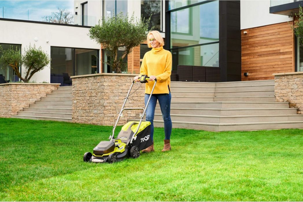 Tondeuse à gazon hybride Ryobi 36 V LithiumPlus (coupe de 37 cm) - 2 batteries 5 Ah 18 V - 1 chargeur rapide RY18LMH37A-250