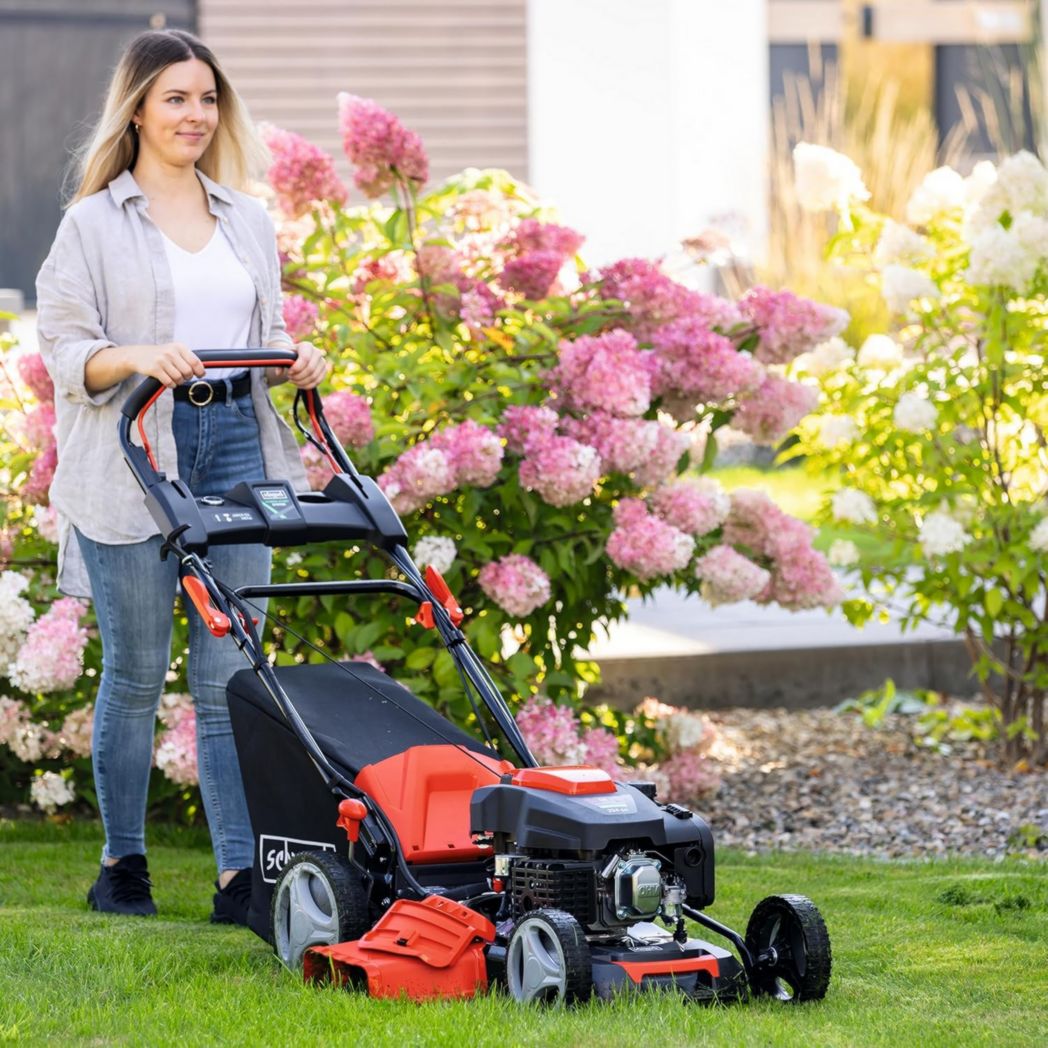 Tondeuse hybride Scheppach MS225-53E – Moteur 4 temps 224 cm³ / 6 CV – 4 400 W – Largeur de coupe 53 cm – Démarrage électrique – Bac de ramassage 65 L – Batteries, chargeurs, huile inclus