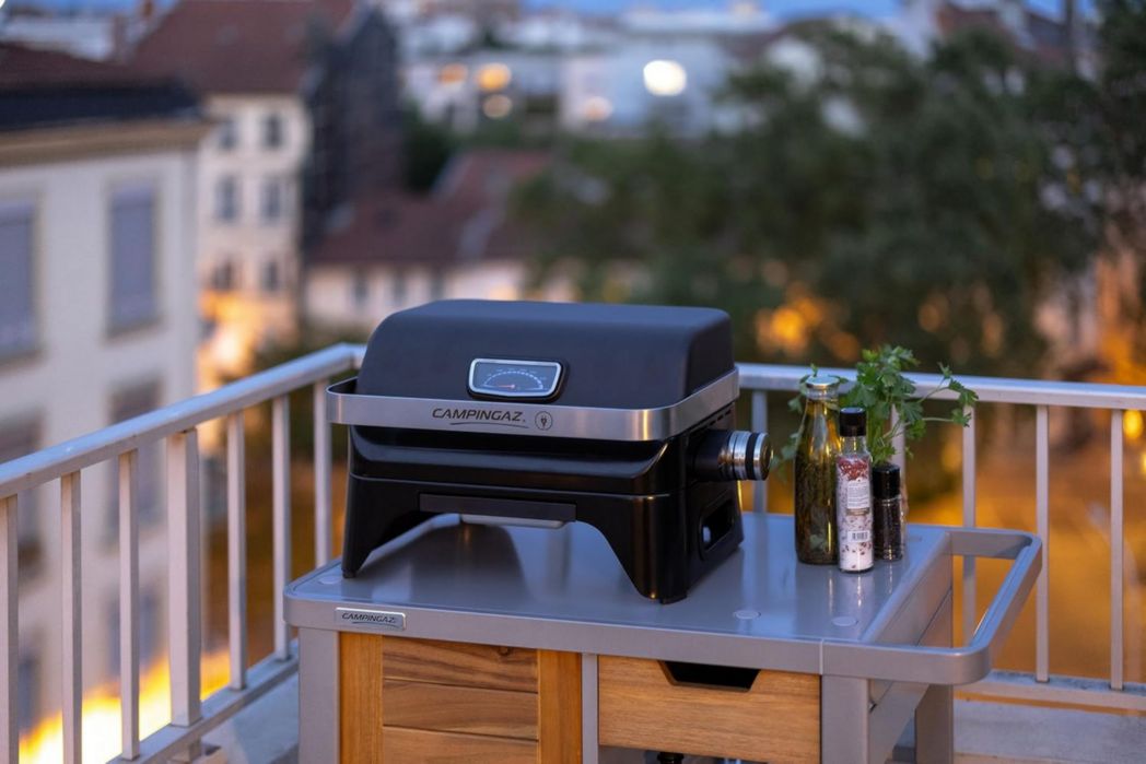 Barbecue électrique de table Campingaz Attitude2go | Barbecue électrique portable d'intérieur et d'extérieur | 2200 W | Grille de cuisson en fonte | 4 personnes | Pour balcon et camping