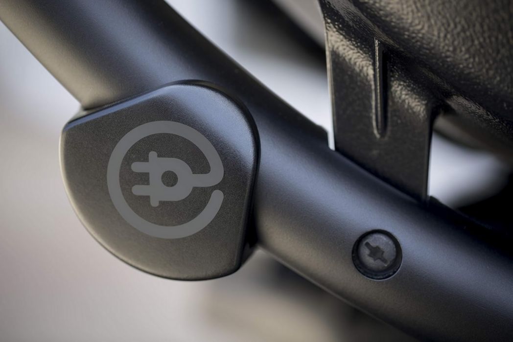 Barbecue électrique Weber Q2400 avec support et tablettes latérales, surface de cuisson 54 x 39 cm, grille en fonte émaillée (2 parties), couvercle et cuve en fonte d'aluminium - Gris foncé (55020053)