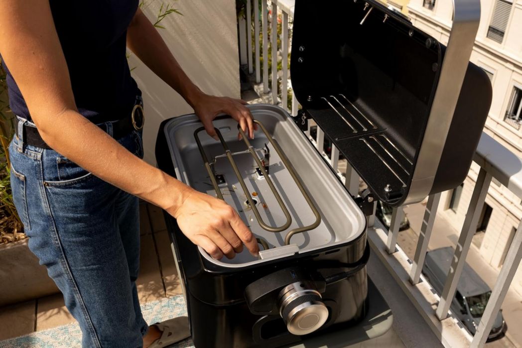 Barbecue électrique de table Campingaz Attitude2go | Barbecue électrique portable d'intérieur et d'extérieur | 2200 W | Grille de cuisson en fonte | 4 personnes | Pour balcon et camping