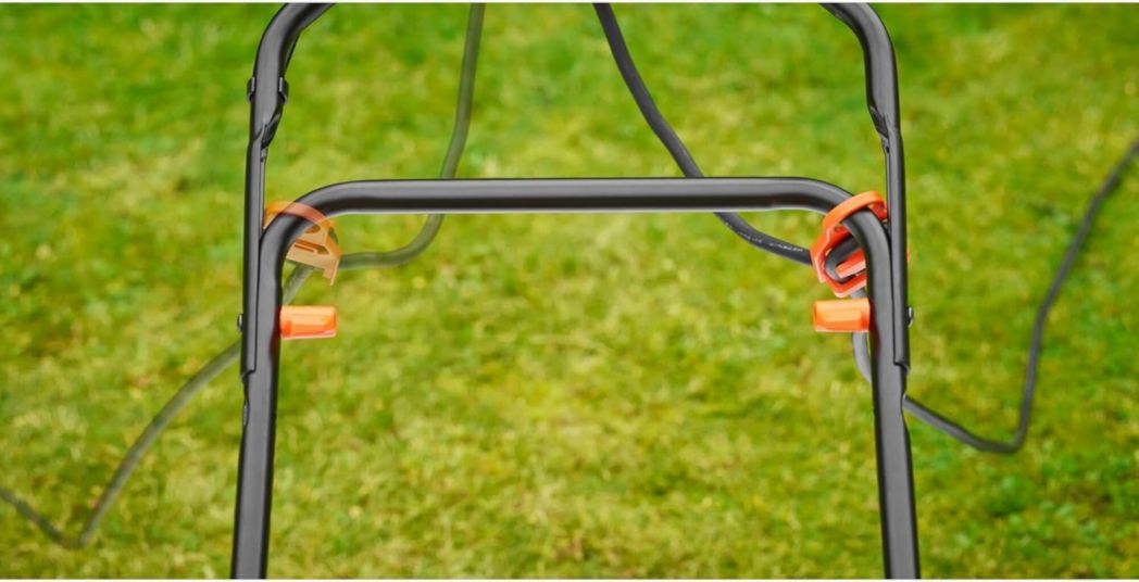 Tondeuse à gazon filaire BLACK+DECKER 1600 W, tondeuse électrique de 38 cm, 6 hauteurs réglables (20, 30, 40, 50, 60 et 70 mm), avec poignée EASYSTEER 3 positions, BEMW471ES-QS Orange