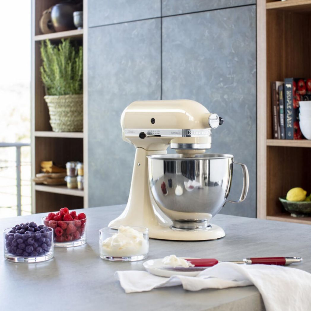 Robot pâtissier multifonction KitchenAid Artisan à tête inclinable avec 4 accessoires et bol de 4,8 L | Crème