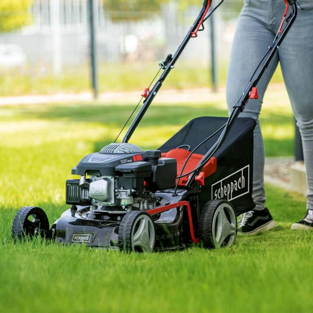 Tondeuse à gazon thermique Scheppach MS132-42 | 3,4 CV | Largeur de coupe de 42 cm | Robuste | Fonction mulching | Panier de 45 L | Réglage de la hauteur sur 7 niveaux (25-75 mm)