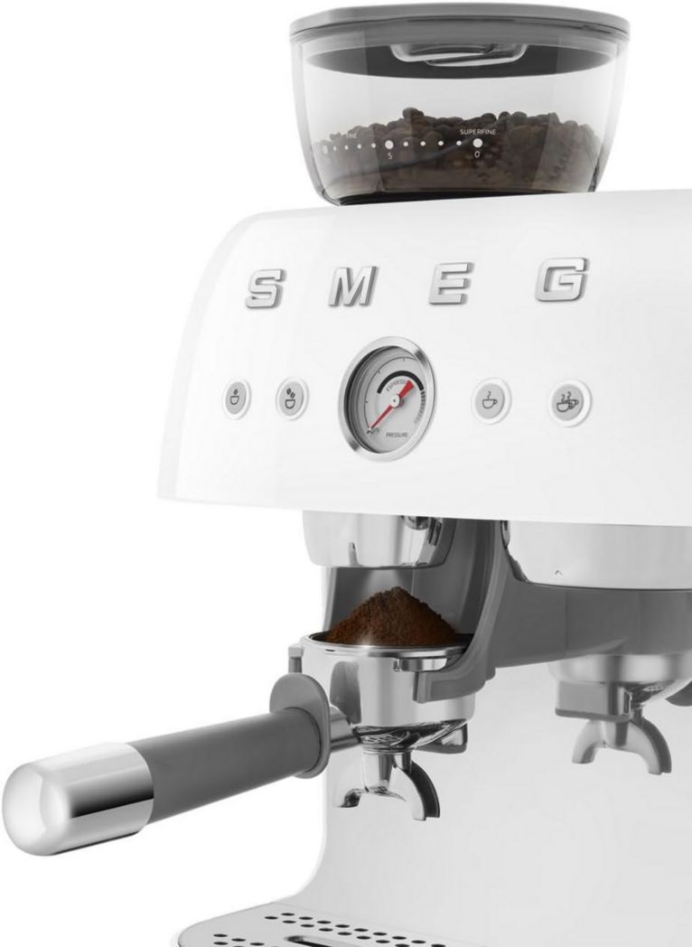 Machine à expresso manuelle Smeg EGF03CREU, avec moulin à grains intégré, thermoblock, 4 niveaux de température, buse vapeur et manomètre, réservoir 1 L, dimensions compactes, 1350 W, couleur crème