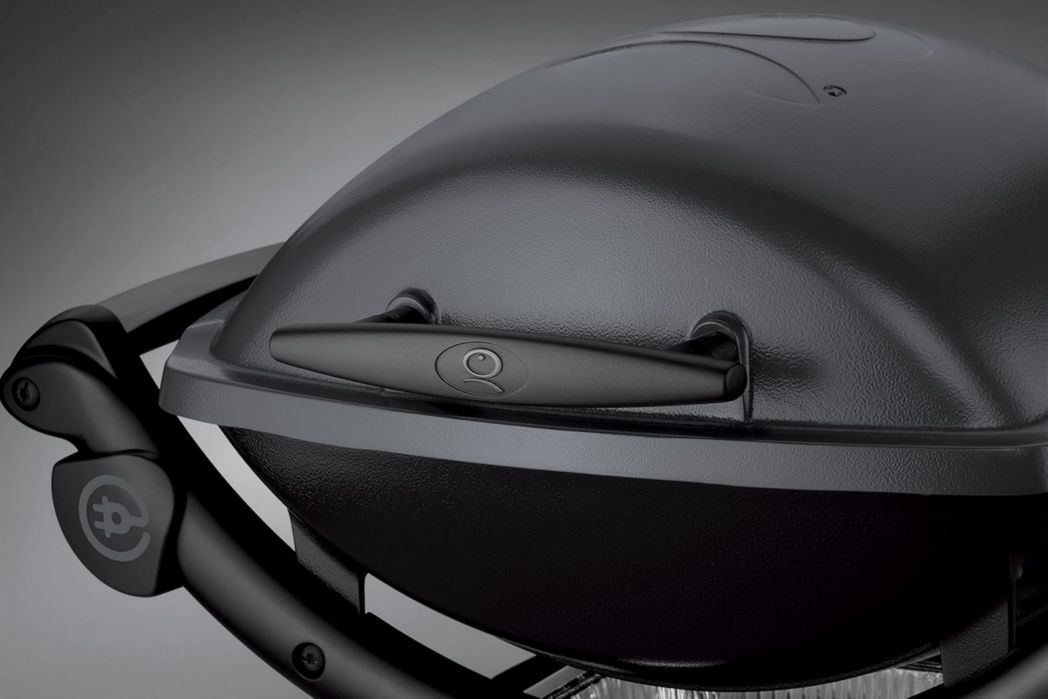 Barbecue électrique Weber Q1400, surface de cuisson 43 x 32 cm, portable, grille en fonte émaillée divisée en 2 parties, couvercle et cuve en fonte d'aluminium - Gris foncé (52020053)