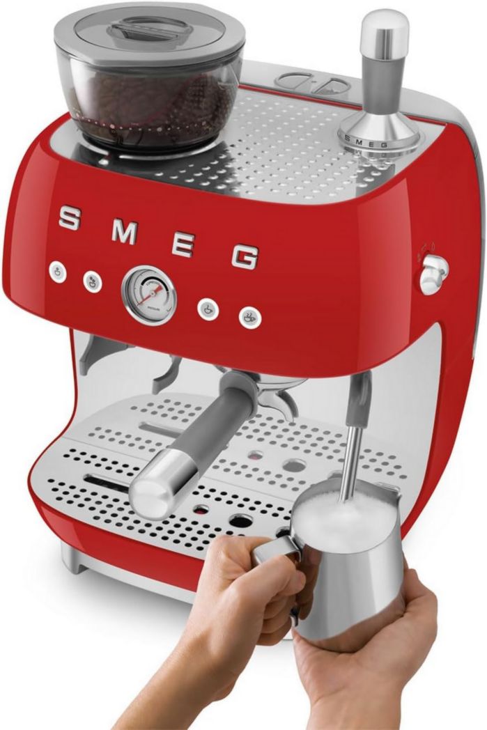 Machine à expresso manuelle Smeg EGF03CREU, avec moulin à grains intégré, thermoblock, 4 niveaux de température, buse vapeur et manomètre, réservoir 1 L, dimensions compactes, 1350 W, couleur crème