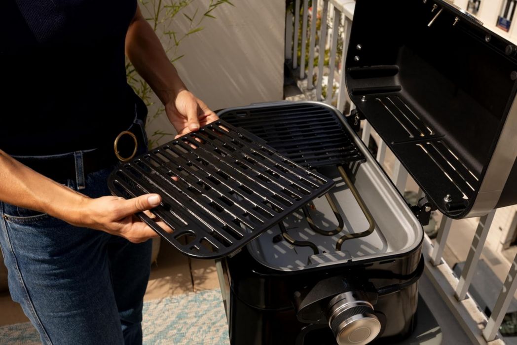 Barbecue électrique de table Campingaz Attitude2go | Barbecue électrique portable d'intérieur et d'extérieur | 2200 W | Grille de cuisson en fonte | 4 personnes | Pour balcon et camping