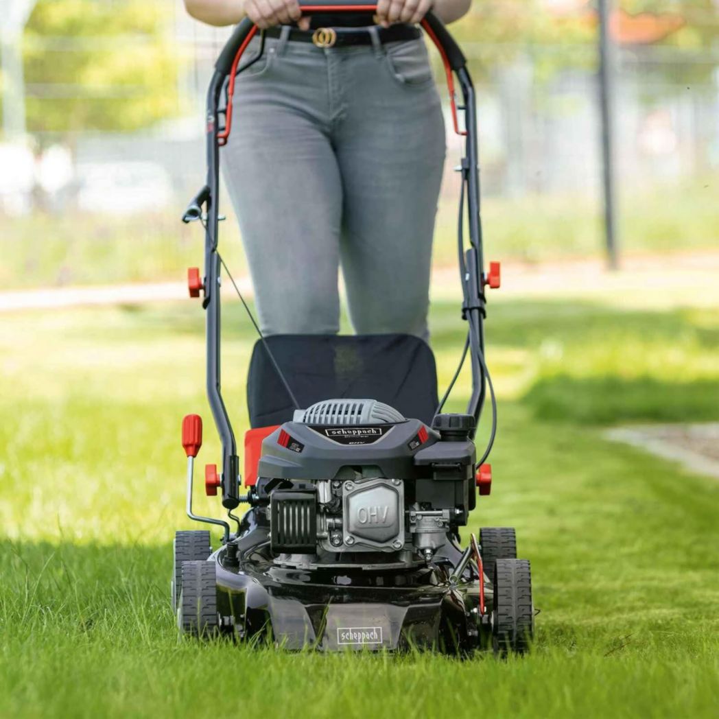 Tondeuse à gazon thermique Scheppach MS150-42 | Autotractée - 3,7 CV | Largeur de coupe 42 cm | Système de nettoyage à connexion rapide | Panier de 45 L | Hauteur - 7 niveaux | Lame supplémentaire et huile incluses