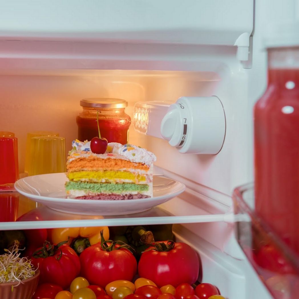 Mini-réfrigérateur Cecotec Bolero CoolMarket TT Origin 45 Rouge. Réfrigérateur de table rétro 45 L, 55 cm de haut, 44,7 cm de large, classe énergétique E, bac à glaçons et poignée chromée, rouge.