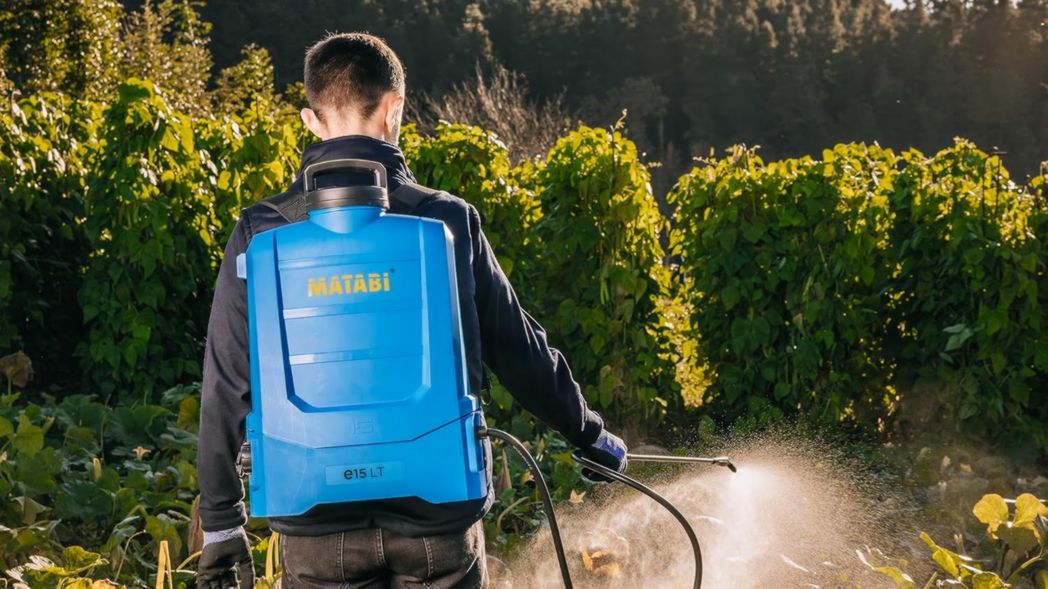 Pulvérisateur électrique Matabi e15 LT - Batterie Li-ION amovible - Jusqu'à 150 L d'autonomie - Design compact et léger - Sangles rembourrées - Réservoir ergonomique - Buses incluses - Fabriqué en UE