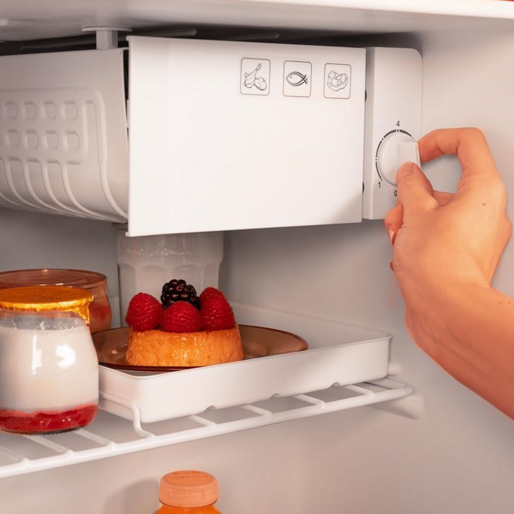 Mini-réfrigérateur Cecotec Bolero CoolMarket TT Origin 45 Rouge. Réfrigérateur de table rétro 45 L, 55 cm de haut, 44,7 cm de large, classe énergétique E, bac à glaçons et poignée chromée, rouge.