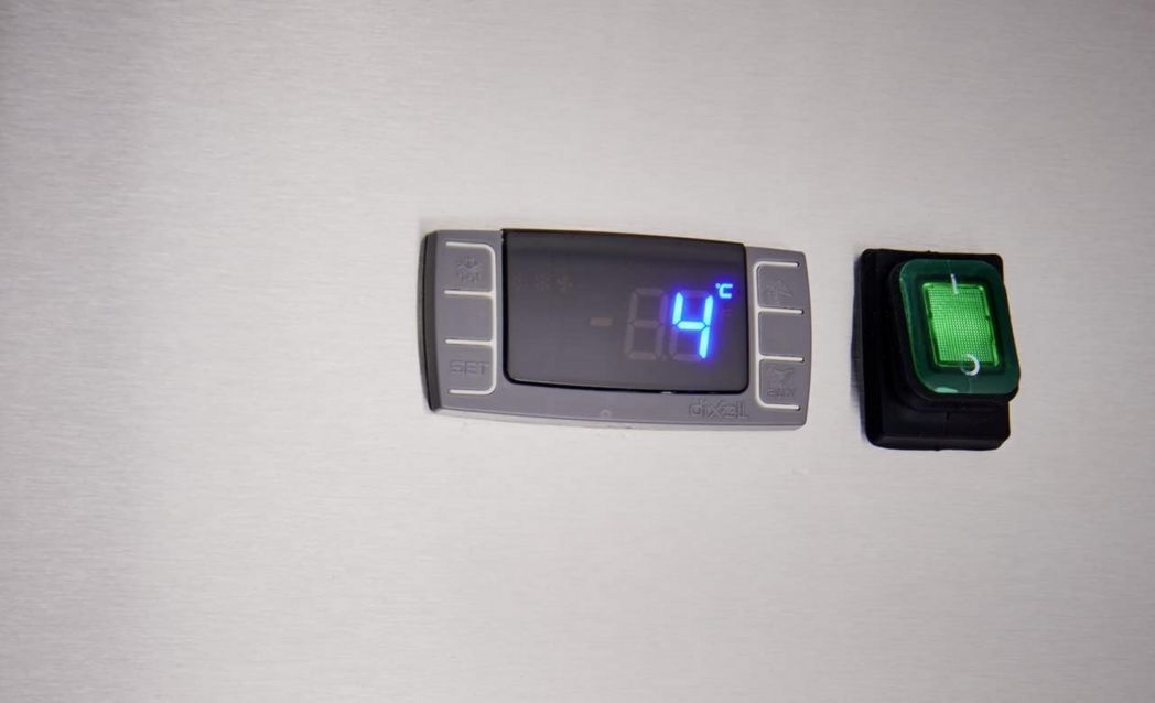 Armoire réfrigérée négative professionnelle METRO GFR1400, 131,4 x 80,5 x 206,5 cm, 940 L, refroidissement ventilé, 980 W, avec serrure, argent, réfrigérateur, congélateur, 2 portes, côte à côte