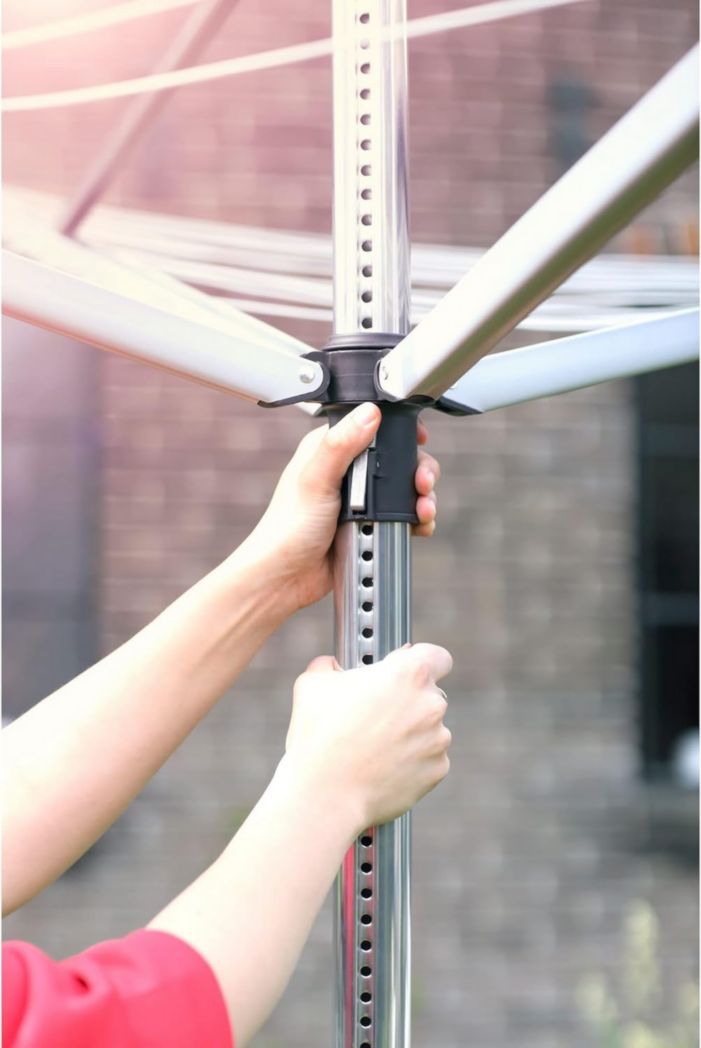 Brabantia - Séchoir à linge Lift-O-Matic - Étendoir à linge d'extérieur - Antidérapant - Résistant aux UV, 60 m - Rotation fluide - Pratique - Douille métallique à planter - Gris métallisé - 295 cm