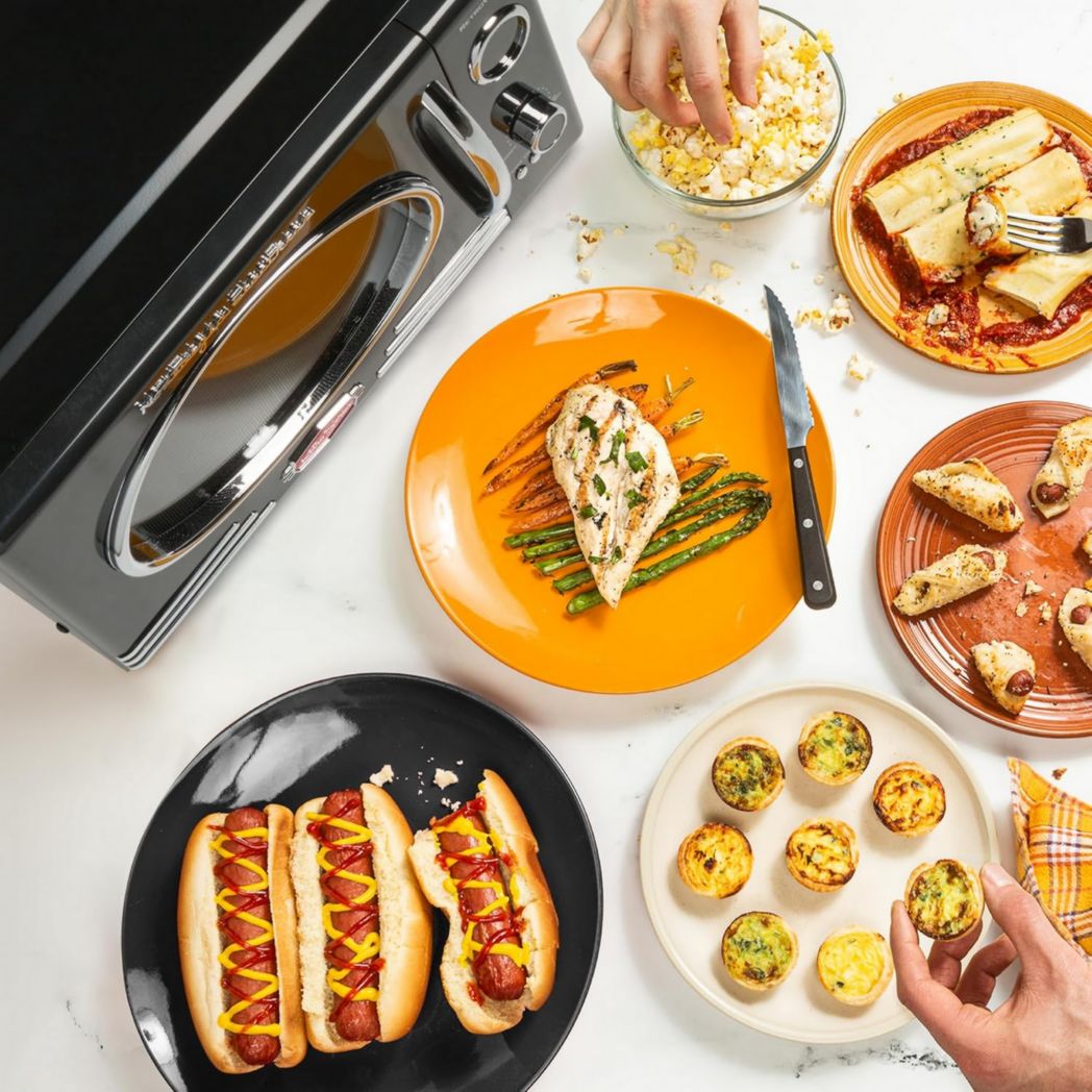 Four à micro-ondes rétro de comptoir Nostalgia - Grand format 800 watts - 25,4 L - 12 réglages de cuisson préréglés - Horloge numérique - Appareils de cuisine - Rouge