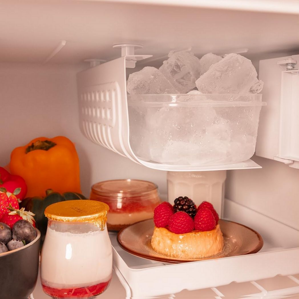 Mini-réfrigérateur Cecotec Bolero CoolMarket TT Origin 45 Rouge. Réfrigérateur de table rétro 45 L, 55 cm de haut, 44,7 cm de large, classe énergétique E, bac à glaçons et poignée chromée, rouge.