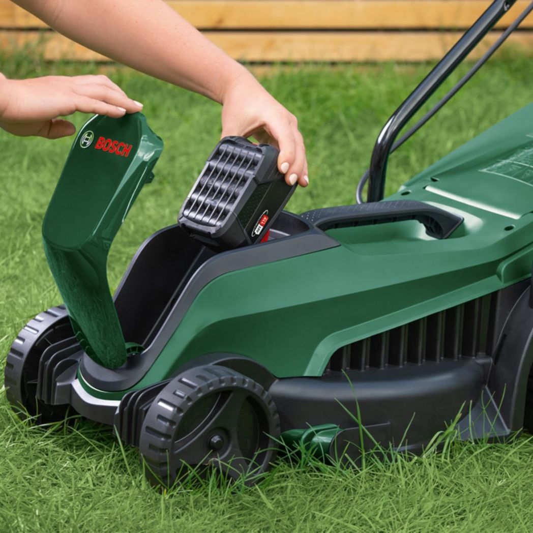 Tondeuse à gazon sans fil Bosch CityMower 18V-32-300 (18 V, 1 batterie 4,0 Ah, moteur sans balais, largeur de coupe : 32 cm, tond jusqu'à 300 m², dans un carton)