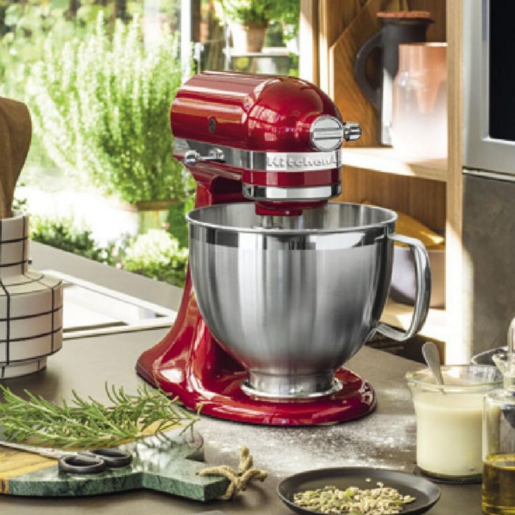 Robot pâtissier multifonction KitchenAid Artisan à tête inclinable avec 4 accessoires et bol de 4,8 L | Crème