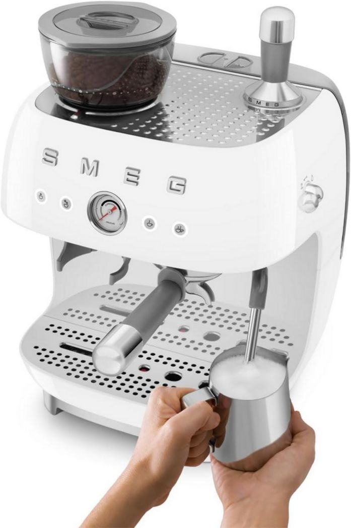 Machine à expresso manuelle Smeg EGF03CREU, avec moulin à grains intégré, thermoblock, 4 niveaux de température, buse vapeur et manomètre, réservoir 1 L, dimensions compactes, 1350 W, couleur crème