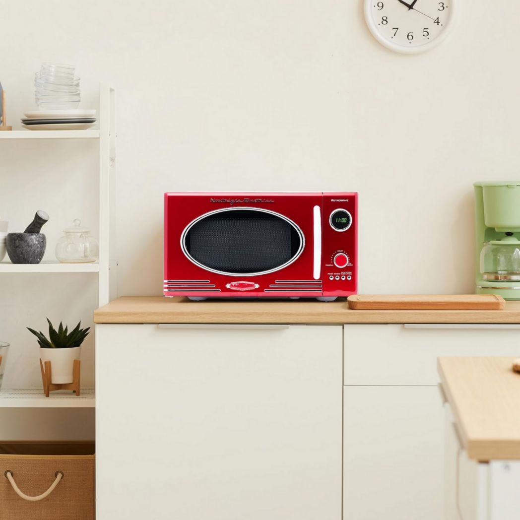 Four à micro-ondes rétro de comptoir Nostalgia - Grand format 800 watts - 25,4 L - 12 réglages de cuisson préréglés - Horloge numérique - Appareils de cuisine - Rouge
