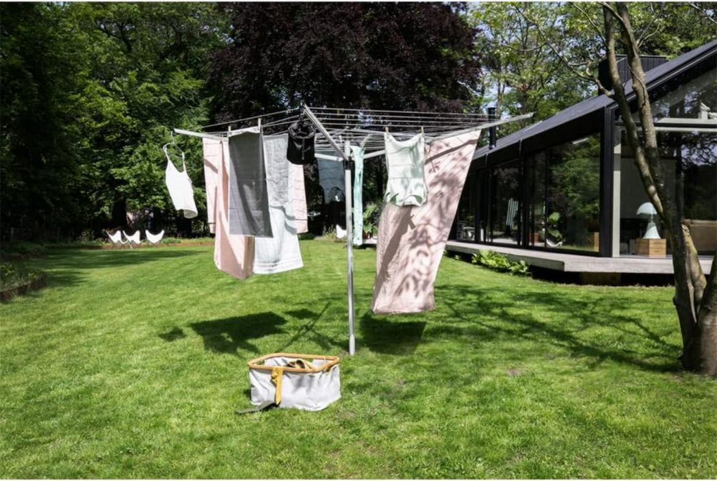 Brabantia - Séchoir à linge Lift-O-Matic - Étendoir à linge d'extérieur - Antidérapant - Résistant aux UV, 60 m - Rotation fluide - Pratique - Douille métallique à planter - Gris métallisé - 295 cm