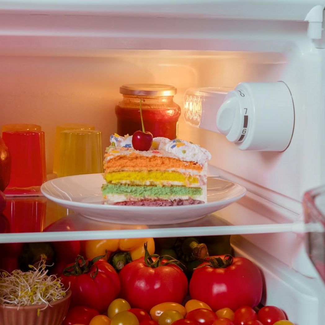 Mini-réfrigérateur Cecotec Bolero CoolMarket TT Origin 45 Rouge. Réfrigérateur de table rétro 45 L, 55 cm de haut, 44,7 cm de large, classe énergétique E, bac à glaçons et poignée chromée, rouge.