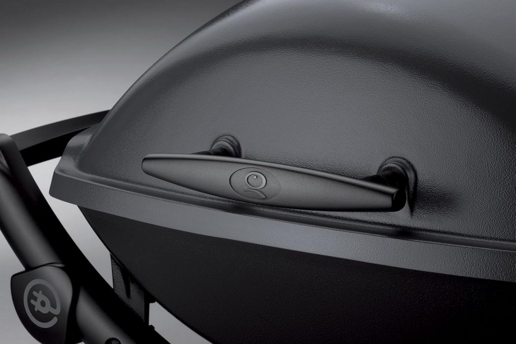 Barbecue électrique Weber Q2400 avec support et tablettes latérales, surface de cuisson 54 x 39 cm, grille en fonte émaillée (2 parties), couvercle et cuve en fonte d'aluminium - Gris foncé (55020053)
