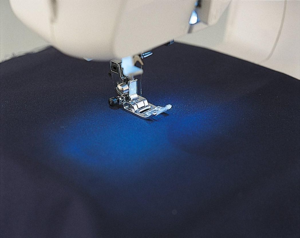 Machine à coudre électronique CS10S, blanche/rouge