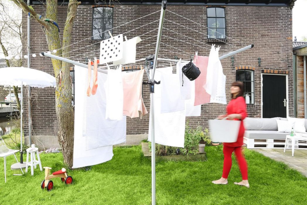 Brabantia - Séchoir à linge Lift-O-Matic - Étendoir à linge d'extérieur - Antidérapant - Résistant aux UV, 60 m - Rotation fluide - Pratique - Douille métallique à planter - Gris métallisé - 295 cm