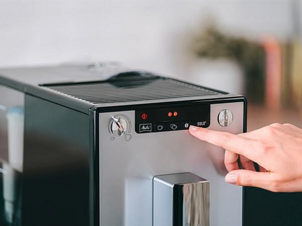 Melitta Caffeo Solo Noir Pure Black, Machine à café à grains avec broyeur et système d'extraction d'arômes, écran LED, mode 1 à 2 tasses, machine à expresso, automatique, E950-222, 1400 W