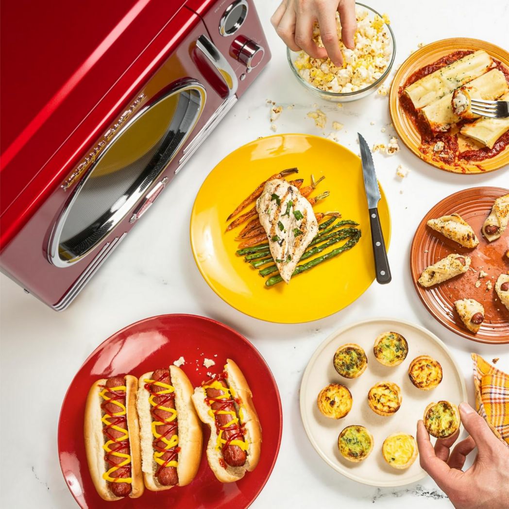 Four à micro-ondes rétro de comptoir Nostalgia - Grand format 800 watts - 25,4 L - 12 réglages de cuisson préréglés - Horloge numérique - Appareils de cuisine - Rouge