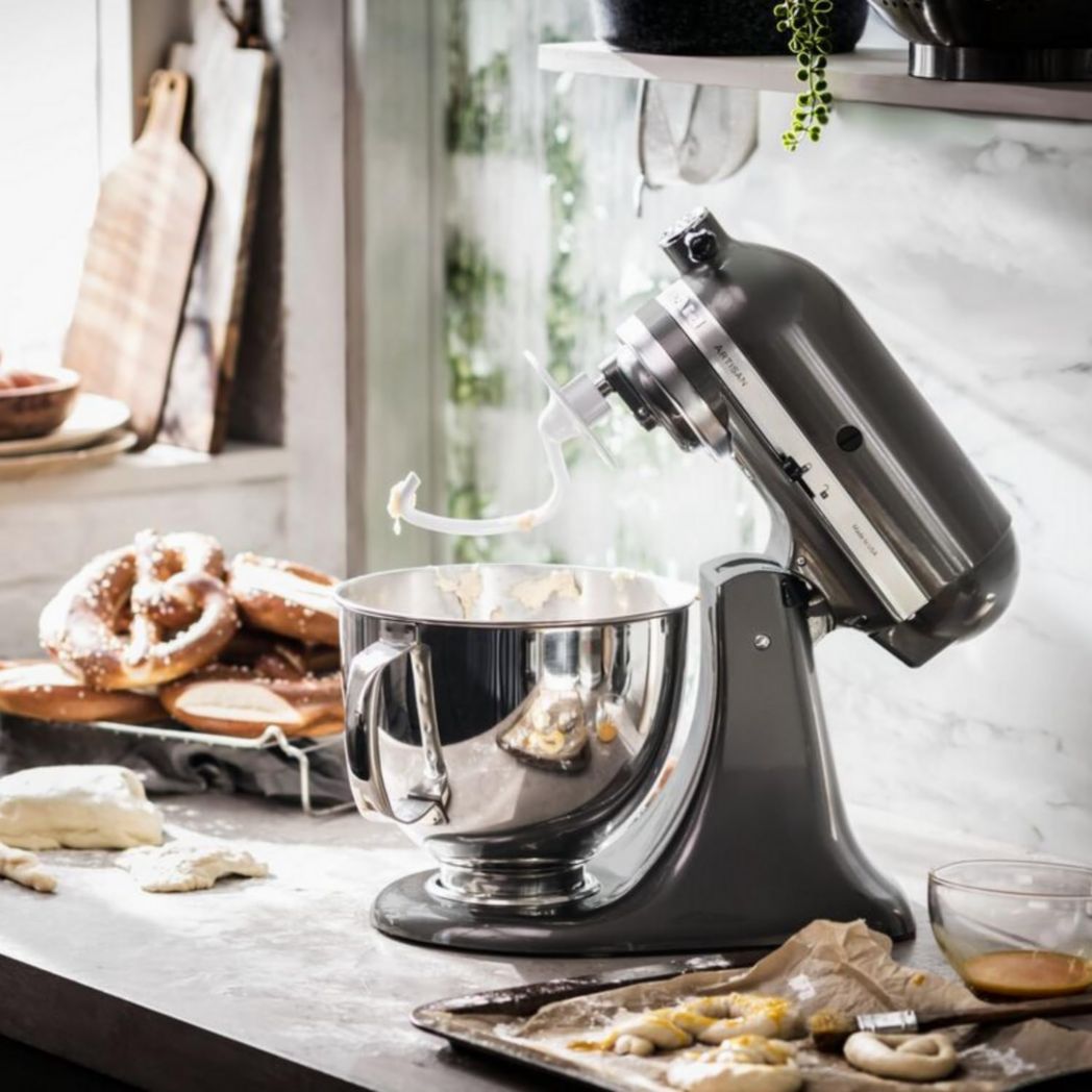 Robot pâtissier multifonction KitchenAid Artisan à tête inclinable avec 4 accessoires et bol de 4,8 L | Crème