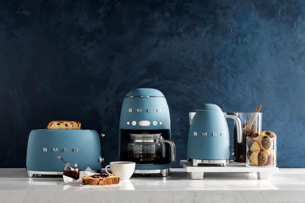 Smeg, DCF02PBEU, cafetière filtre, arôme et démarrage automatique, verseuse en verre jusqu'à 12 tasses, 2 niveaux d'intensité, maintien au chaud, 1050 W, bleu clair pastel