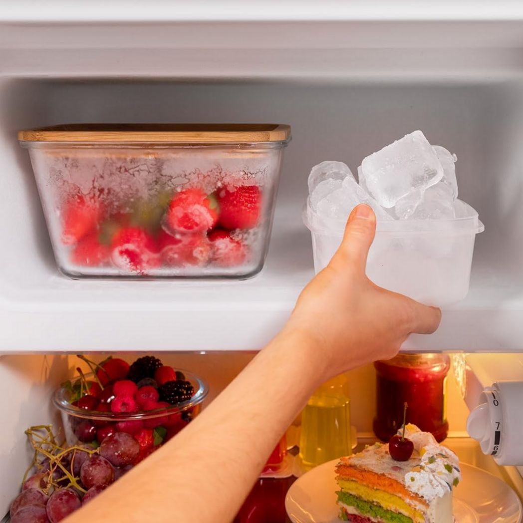 Mini-réfrigérateur Cecotec Bolero CoolMarket TT Origin 45 Rouge. Réfrigérateur de table rétro 45 L, 55 cm de haut, 44,7 cm de large, classe énergétique E, bac à glaçons et poignée chromée, rouge.