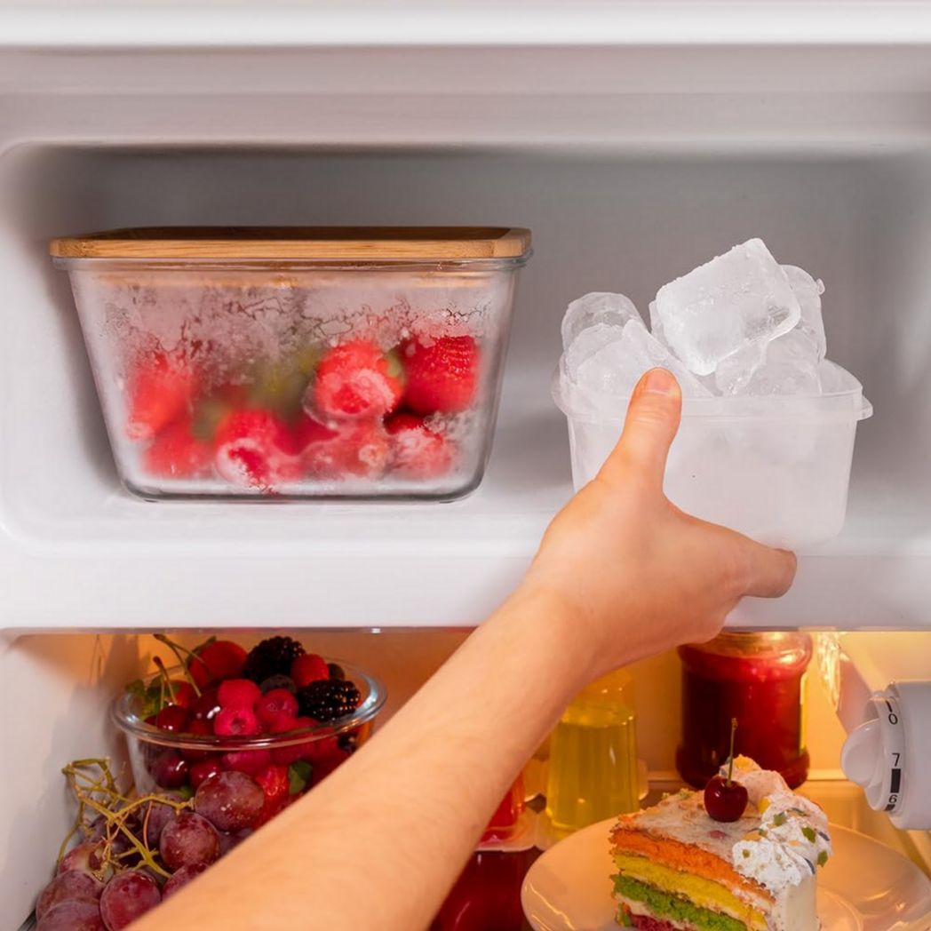 Mini-réfrigérateur Cecotec Bolero CoolMarket TT Origin 45 Rouge. Réfrigérateur de table rétro 45 L, 55 cm de haut, 44,7 cm de large, classe énergétique E, bac à glaçons et poignée chromée, rouge.