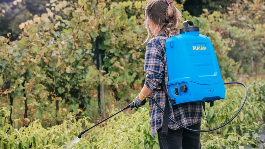 Pulvérisateur électrique Matabi e15 LT - Batterie Li-ION amovible - Jusqu'à 150 L d'autonomie - Design compact et léger - Sangles rembourrées - Réservoir ergonomique - Buses incluses - Fabriqué en UE