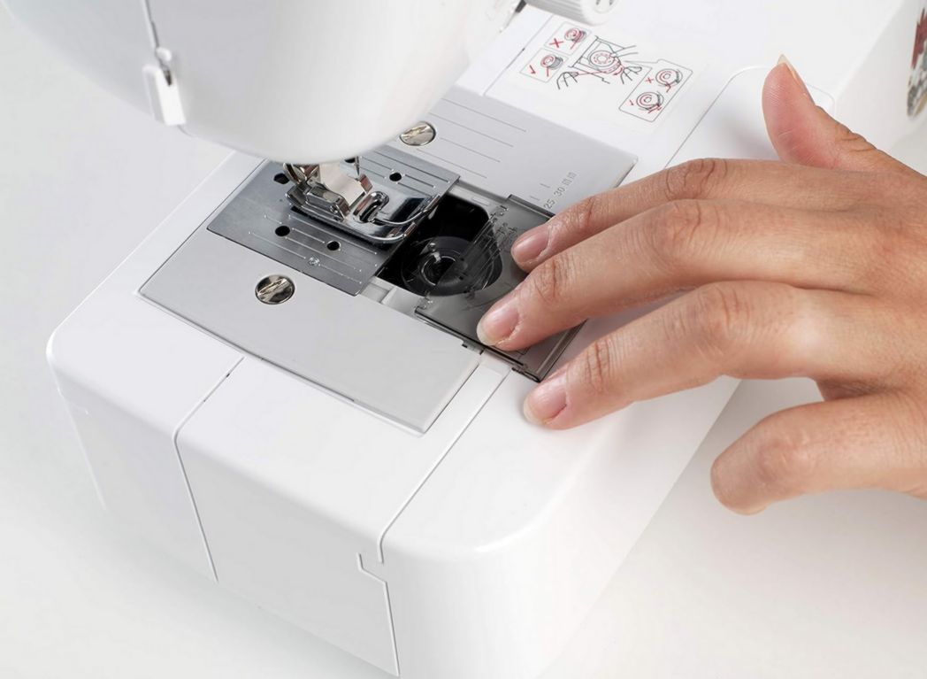 Machine à coudre électronique CS10S, blanche/rouge