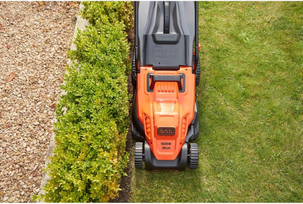 Tondeuse à gazon filaire BLACK+DECKER 1600 W, tondeuse électrique de 38 cm, 6 hauteurs réglables (20, 30, 40, 50, 60 et 70 mm), avec poignée EASYSTEER 3 positions, BEMW471ES-QS Orange
