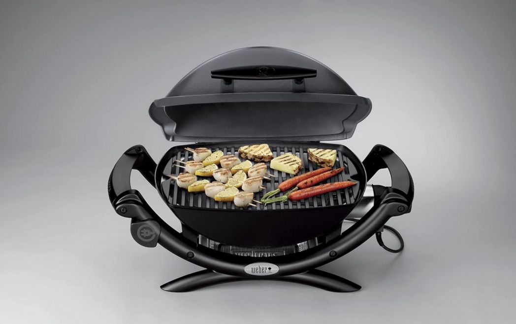 Barbecue électrique Weber Q1400, surface de cuisson 43 x 32 cm, portable, grille en fonte émaillée divisée en 2 parties, couvercle et cuve en fonte d'aluminium - Gris foncé (52020053)