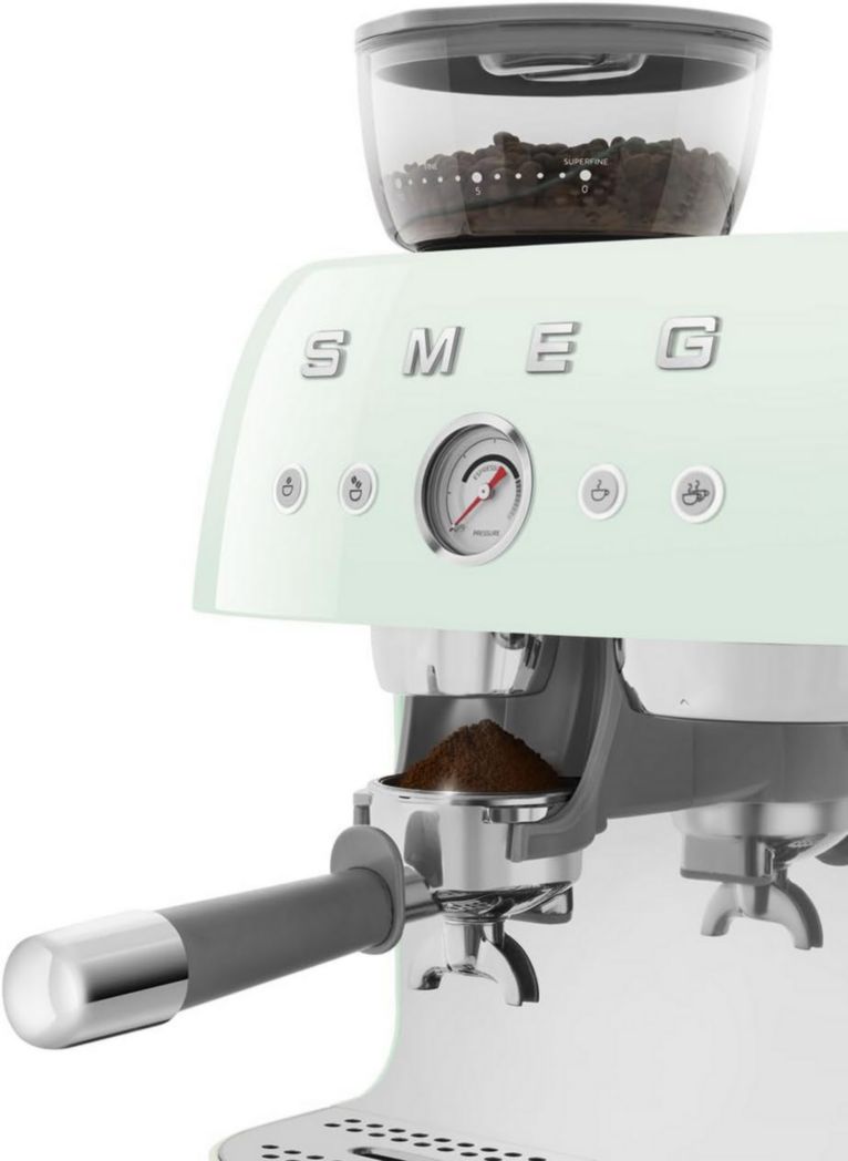Machine à expresso manuelle Smeg EGF03CREU, avec moulin à grains intégré, thermoblock, 4 niveaux de température, buse vapeur et manomètre, réservoir 1 L, dimensions compactes, 1350 W, couleur crème