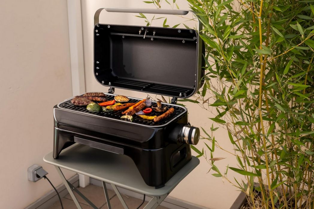 Barbecue électrique de table Campingaz Attitude2go | Barbecue électrique portable d'intérieur et d'extérieur | 2200 W | Grille de cuisson en fonte | 4 personnes | Pour balcon et camping