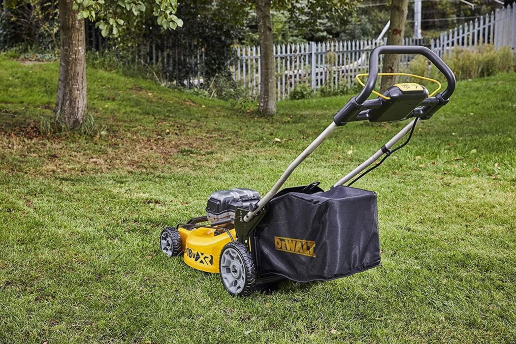 DEWALT - Tondeuse à gazon sans fil XR 18 V 5 Ah Li-Ion - DCMW564N-XJ - Tondeuse à gazon sans fil avec sac de ramassage de 55 l - Largeur de coupe 48 cm - Tonte jusqu'à 800 m² - 36 V