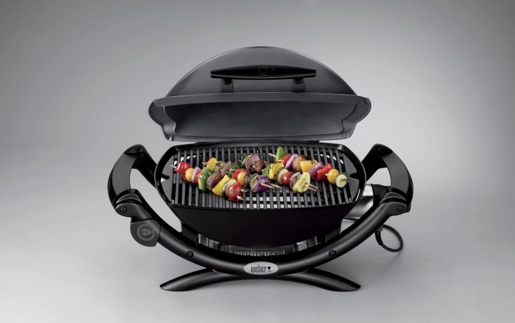 Barbecue électrique Weber Q1400, surface de cuisson 43 x 32 cm, portable, grille en fonte émaillée divisée en 2 parties, couvercle et cuve en fonte d'aluminium - Gris foncé (52020053)