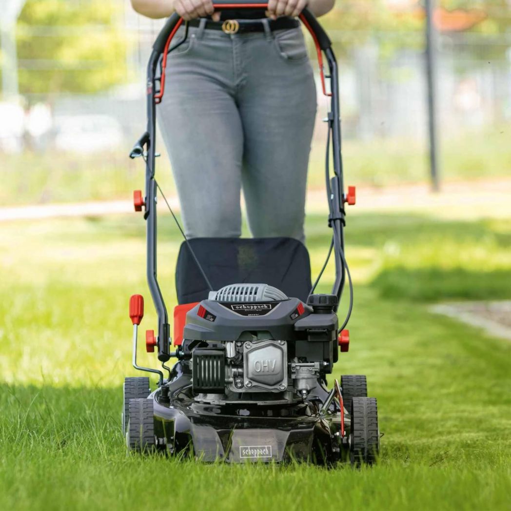 Tondeuse à gazon thermique Scheppach MS150-42 | Autotractée - 3,7 CV | Largeur de coupe 42 cm | Système de nettoyage à connexion rapide | Panier de 45 L | Hauteur - 7 niveaux | Lame supplémentaire et huile incluses