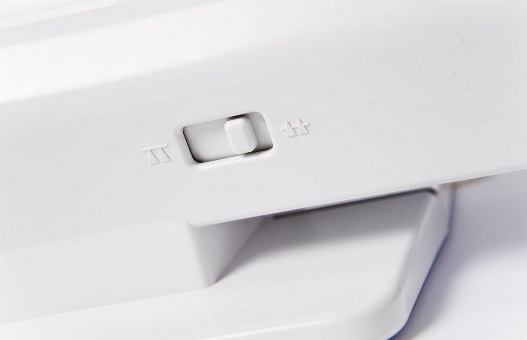 Machine à coudre électronique CS10S, blanche/rouge