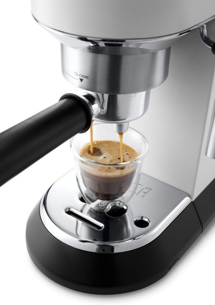 De'Longhi Dedica Style EC685.M, Machine à expresso avec buse à mousse de lait professionnelle, seulement 15 cm de large, réservoir de 1 L, boîtier en métal, compatible avec les dosettes ESE, métal