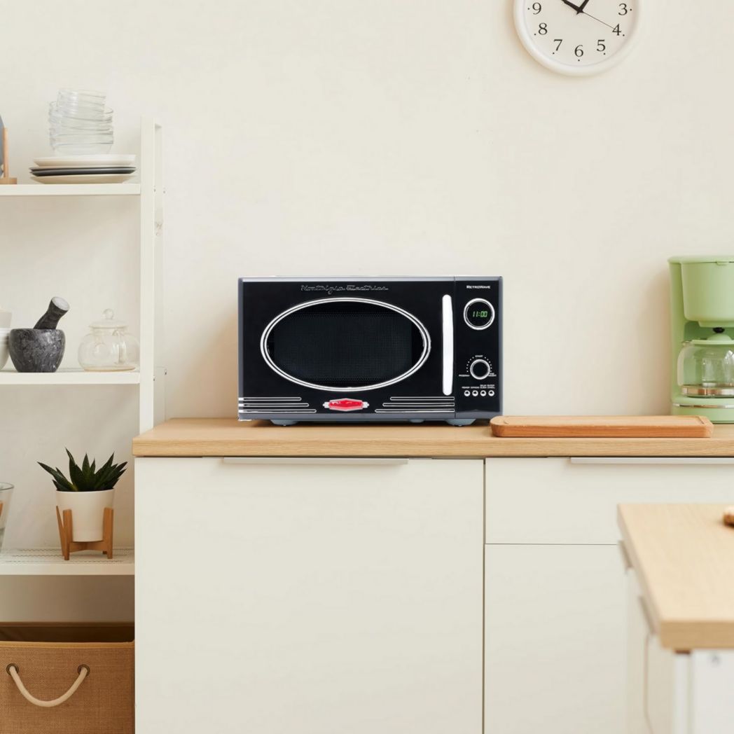 Four à micro-ondes rétro de comptoir Nostalgia - Grand format 800 watts - 25,4 L - 12 réglages de cuisson préréglés - Horloge numérique - Appareils de cuisine - Rouge